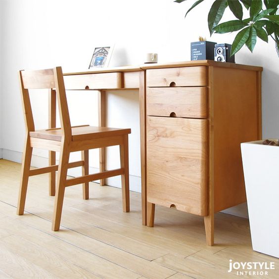 The Colonial Charm Study Table